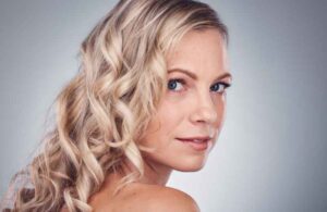 Comment faire un balayage inversé sur cheveux blancs : techniques et astuces à essayer