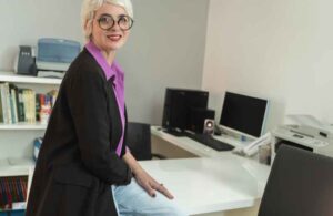 Femme de 50 ans : idées de coupes courtes pour cheveux gris modernes et élégantes