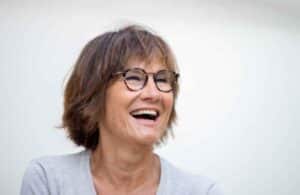 Coupe de cheveux mi-long, dégradé et effilé avec frange à 60 ans : ces styles vous subliment !