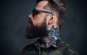 Tatouage homme dans le cou : les modèles les plus stylés qui font sensation !